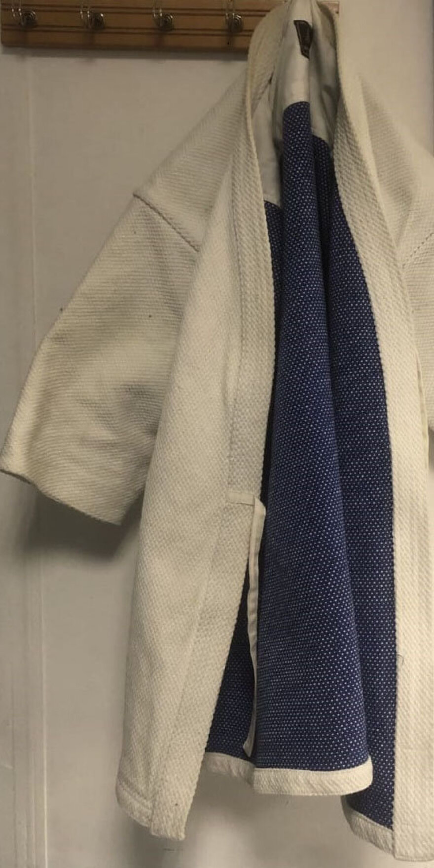 «Σαμουράι» Νέας Ερυθραίας: Πυροβολούσε στην ταράτσα, επιδείκνυε τα σπαθιά του και κακοποιούσε τη μητέρα του