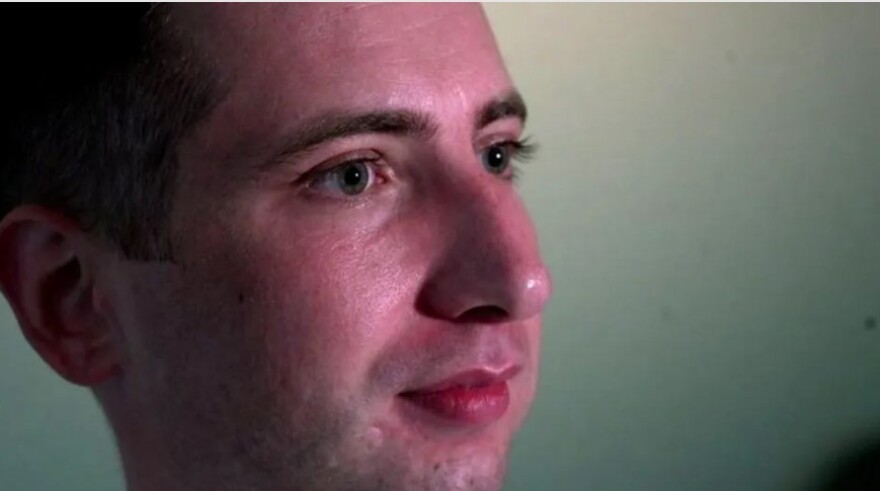 Ρωσία: Στη λίστα καταζητούμενων ο 31χρονος που διέρρευσε τα βίντεο με τα βασανιστήρια στις φυλακές - Προσοχή σκληρές εικόνες