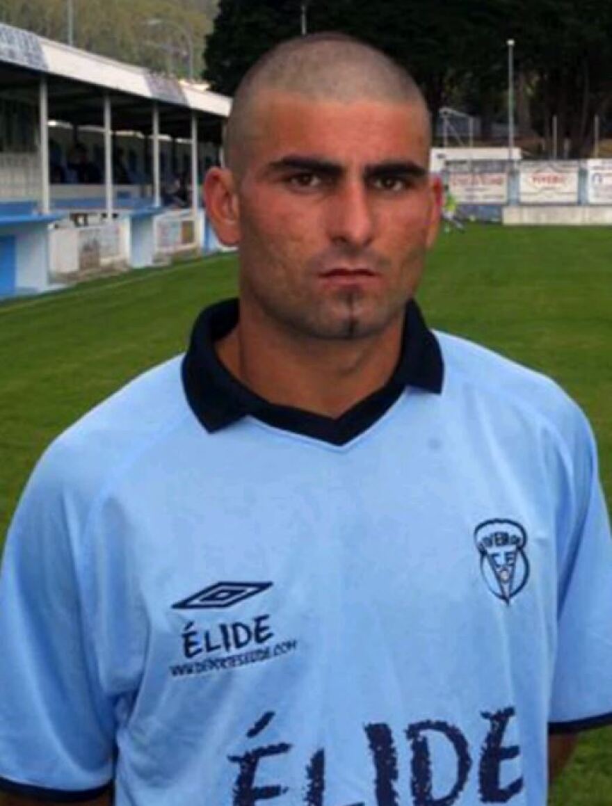 Ισπανός ποδοσφαιριστής βρέθηκε νεκρός στο μπάνιο του - Έπεσε το κινητό που φόρτιζε στο νερό και έπαθε ηλεκτροπληξία 