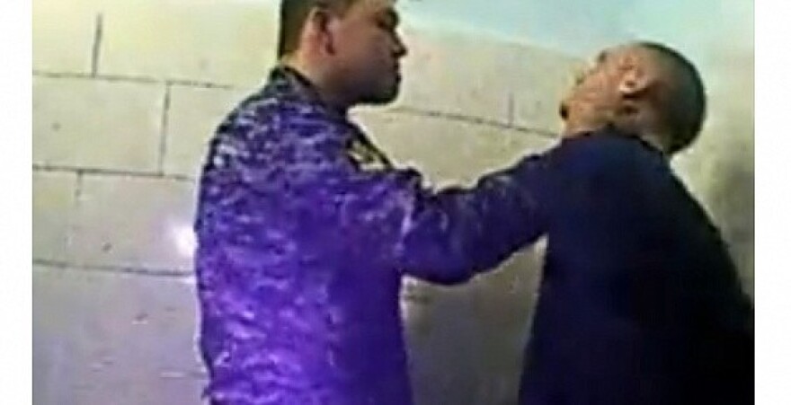 Ρωσία: Στη λίστα καταζητούμενων ο 31χρονος που διέρρευσε τα βίντεο με τα βασανιστήρια στις φυλακές - Προσοχή σκληρές εικόνες