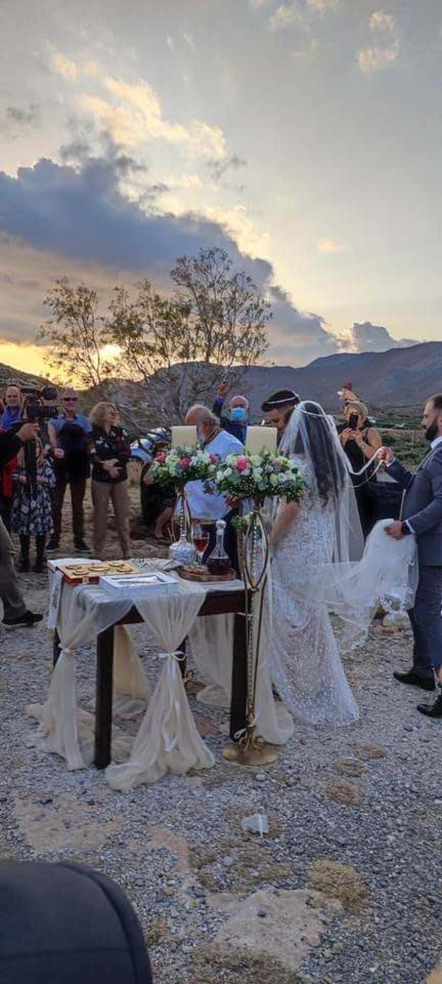 Γάμος στα ερείπια του Αγίου Νικολάου παρά τη μετασεισμική ακολουθία στο Αρκαλοχώρι