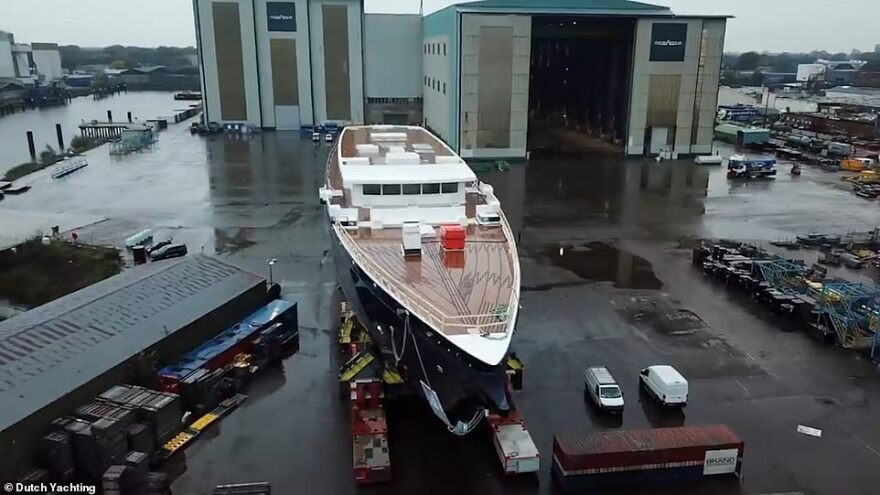 Οι πρώτες φωτογραφίες από το νέο σούπεργιοτ του Τζεφ Μπέζος αξίας 500 εκατ. δολαρίων