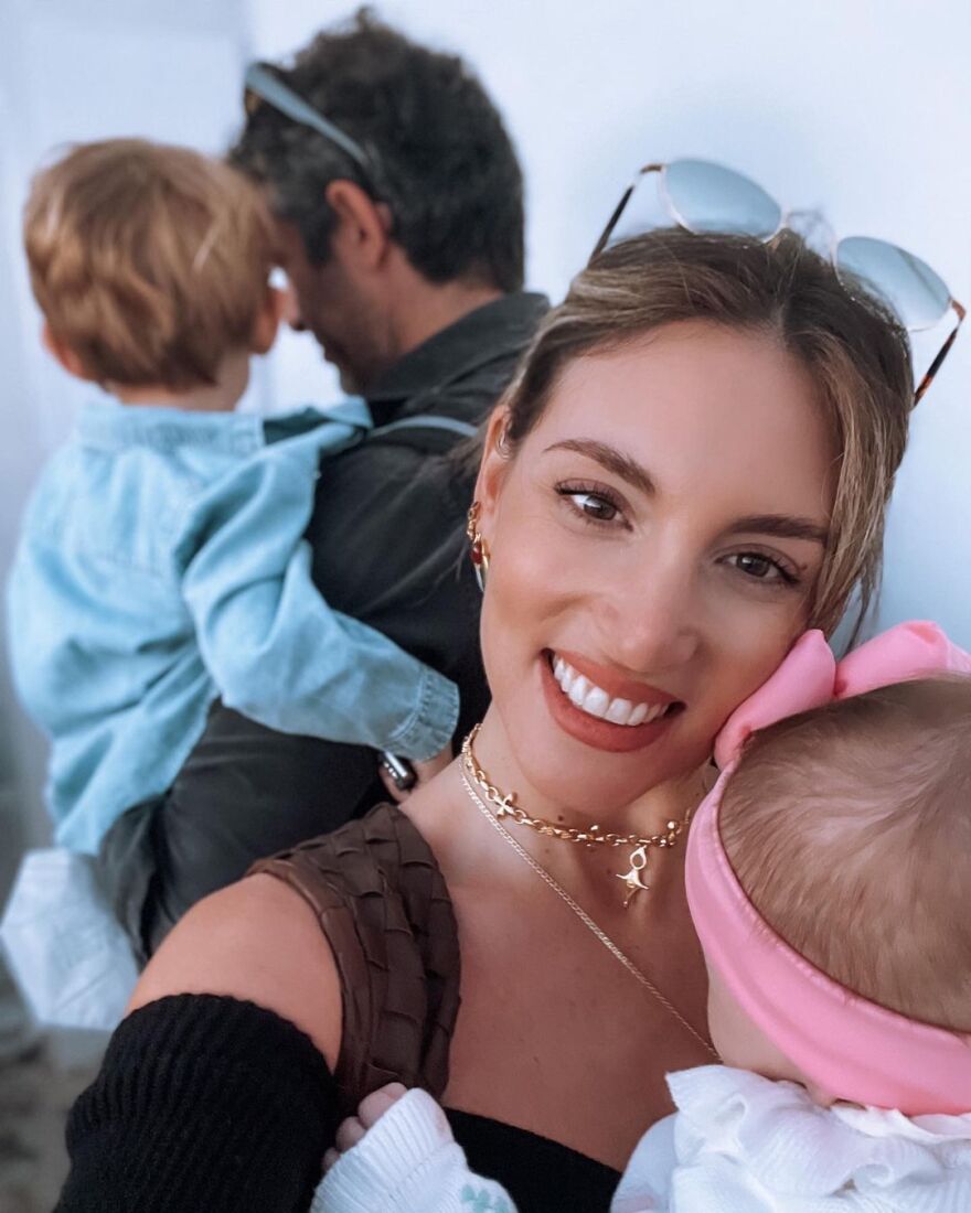 Αθηνά Οικονομάκου: Ποζάρει με τους... έρωτές της - Φωτογραφία