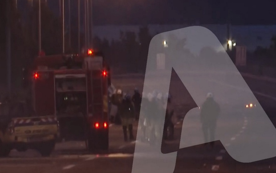 Επεισόδια με Ρομά στοv Ασπρόπυργο  -  Έκλεισαν την Αττική Οδό - Πετρόπολεμος με την ΕΛ.ΑΣ