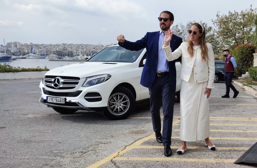 Γάμος Φίλιππου Γλύξμπουργκ - Νίνας Φλορ: Γεύμα στον Ναυτικό Όμιλο Πειραιά για τους προσκεκλημένους