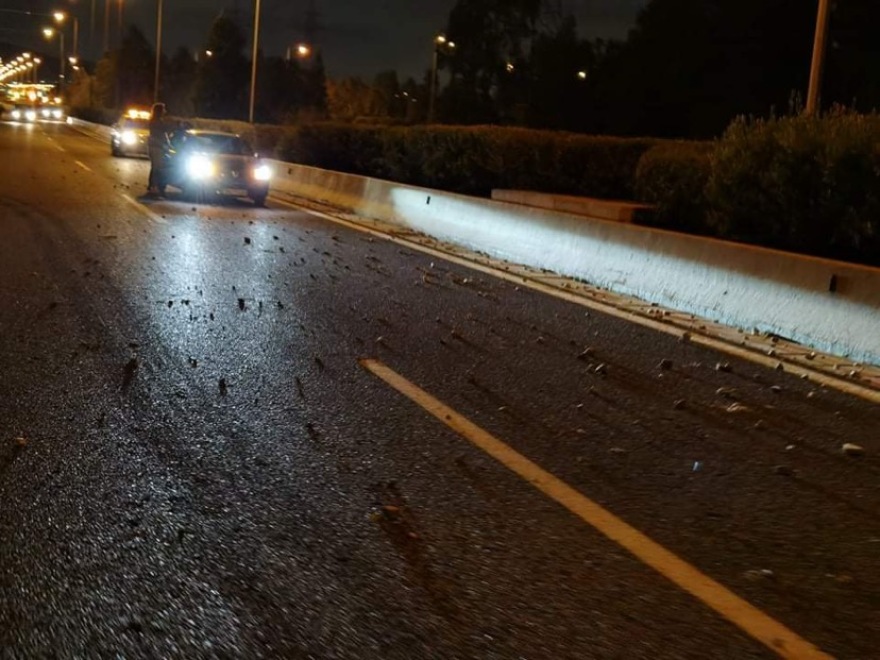 Επεισόδια με Ρομά στοv Ασπρόπυργο  -  Έκλεισαν την Αττική Οδό - Πετρόπολεμος με την ΕΛ.ΑΣ