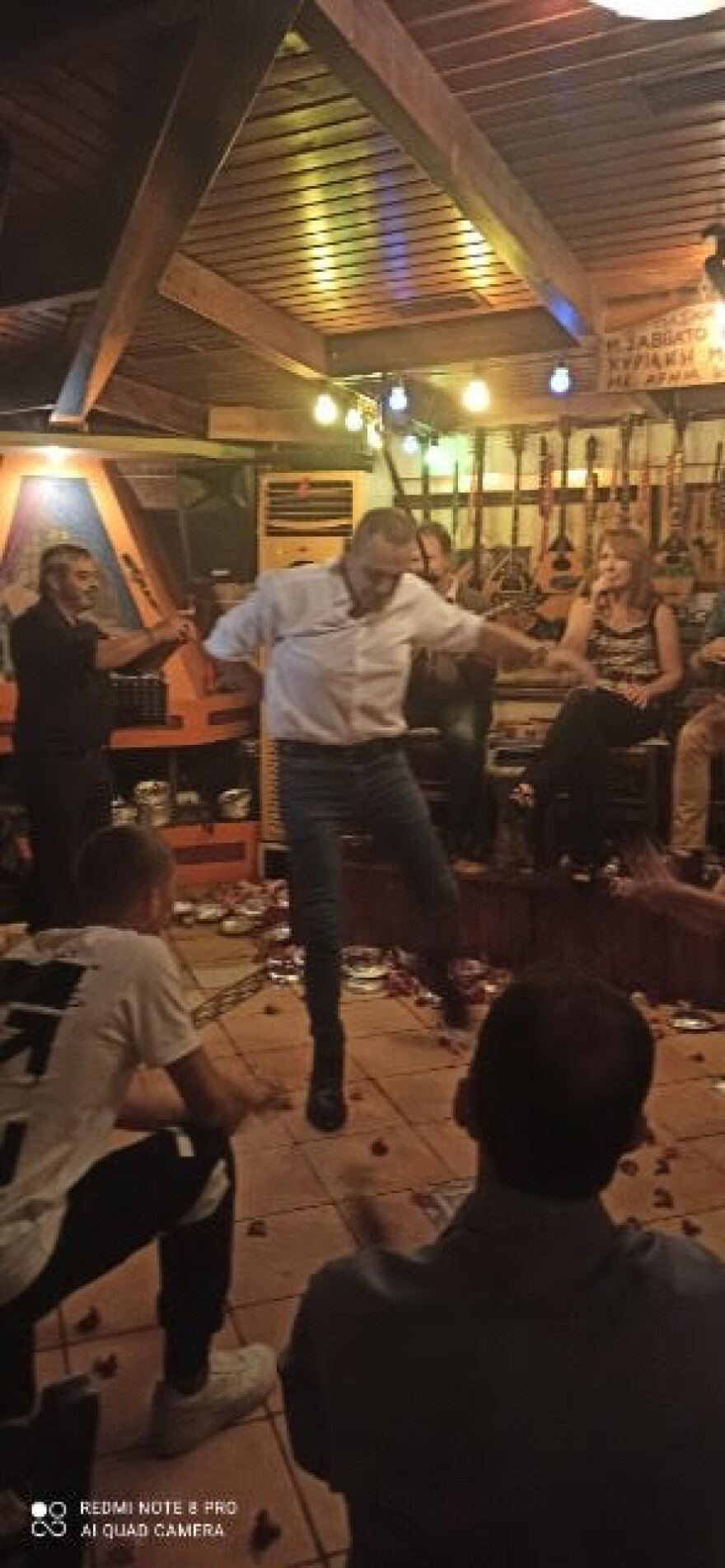 Φωτογραφίες: Ο Πάνος Καμμένος ενώ τραγουδάει και χορεύει «Με προδώσαν οι φίλοι μου»