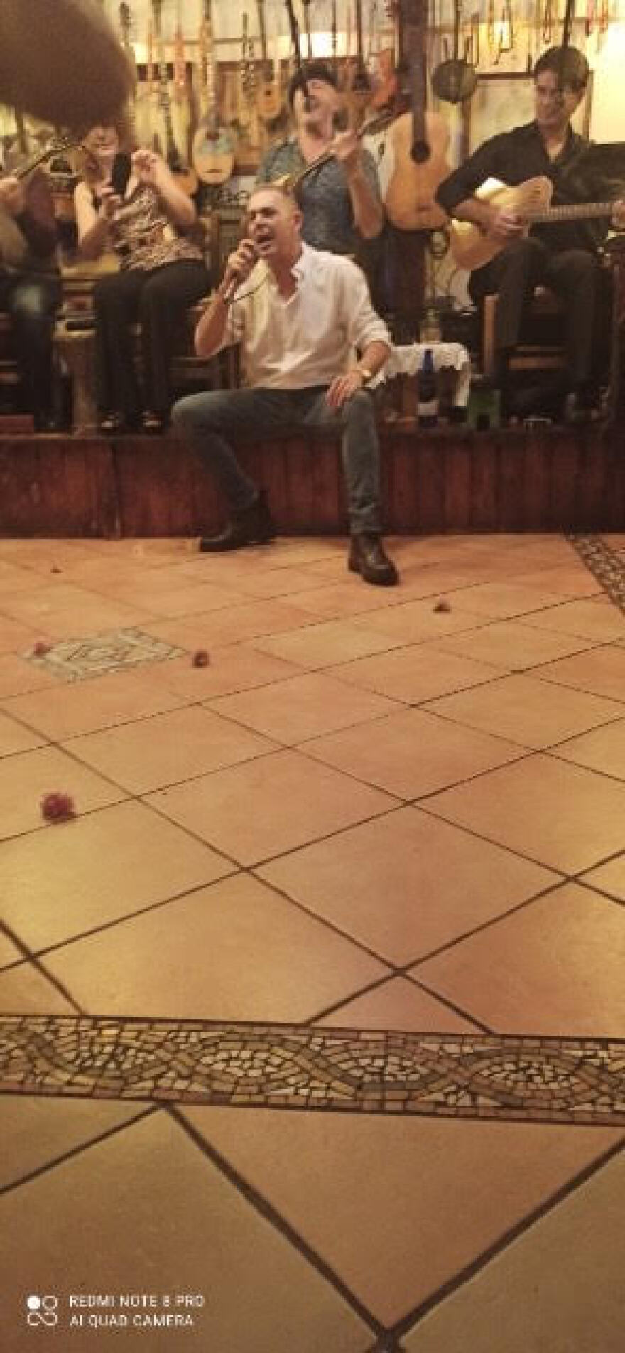 Φωτογραφίες: Ο Πάνος Καμμένος ενώ τραγουδάει και χορεύει «Με προδώσαν οι φίλοι μου»