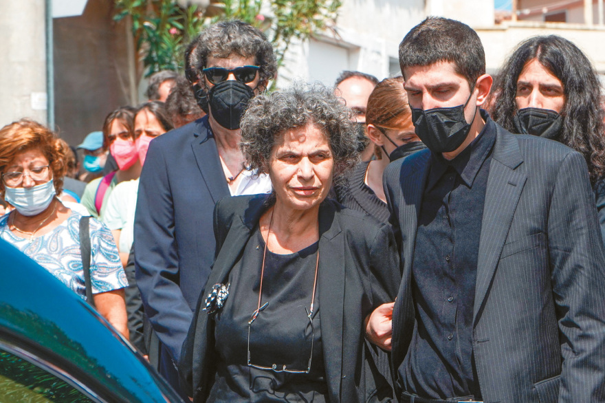 Οι πέντε διαθήκες του Μίκη Θεοδωράκη: Πώς μοιράζει την περιουσία του - Οι ευθύνες της Μαργαρίτας για την οικονομική κατάσταση της οικογένειας