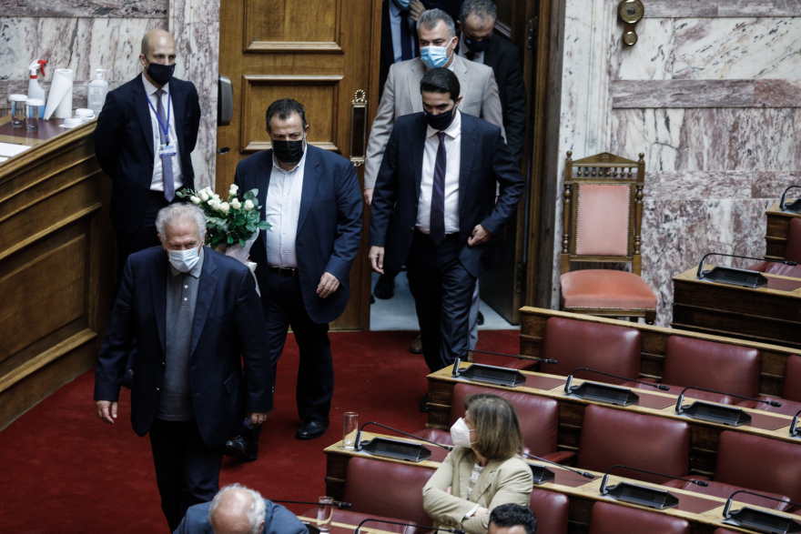 Συγκινητικές εικόνες στη Βουλή: Αγκαλιασμένοι βουλευτές θρηνούν για τον θάνατο της Φώφης Γεννηματά