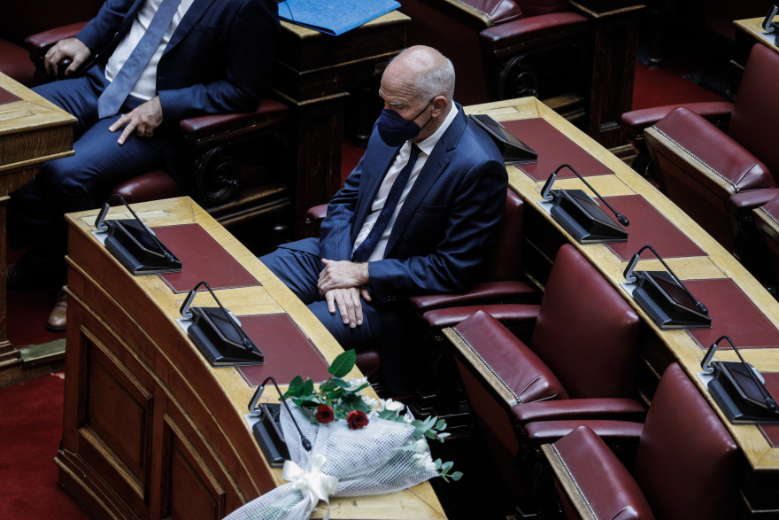 Συγκινητικές εικόνες στη Βουλή: Αγκαλιασμένοι βουλευτές θρηνούν για τον θάνατο της Φώφης Γεννηματά