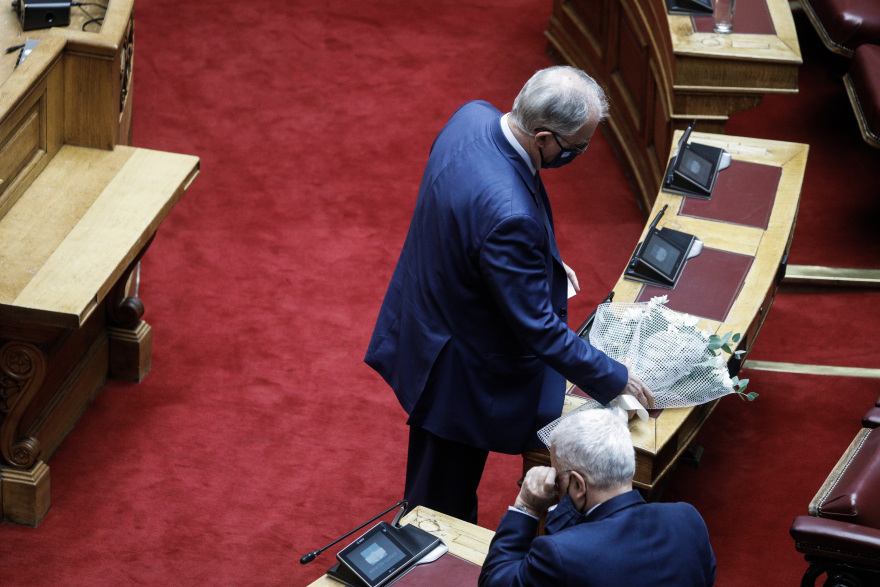 Συγκινητικές εικόνες στη Βουλή: Αγκαλιασμένοι βουλευτές θρηνούν για τον θάνατο της Φώφης Γεννηματά