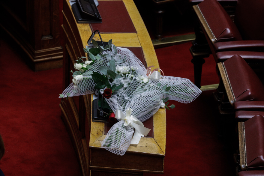 Συγκινητικές εικόνες στη Βουλή: Αγκαλιασμένοι βουλευτές θρηνούν για τον θάνατο της Φώφης Γεννηματά