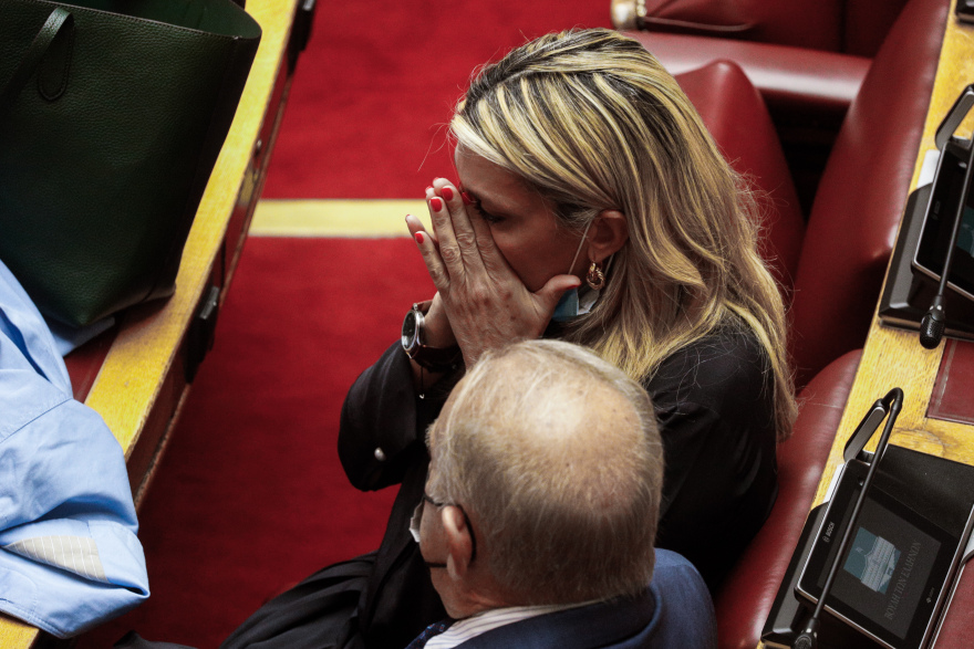 Συγκινητικές εικόνες στη Βουλή: Αγκαλιασμένοι βουλευτές θρηνούν για τον θάνατο της Φώφης Γεννηματά