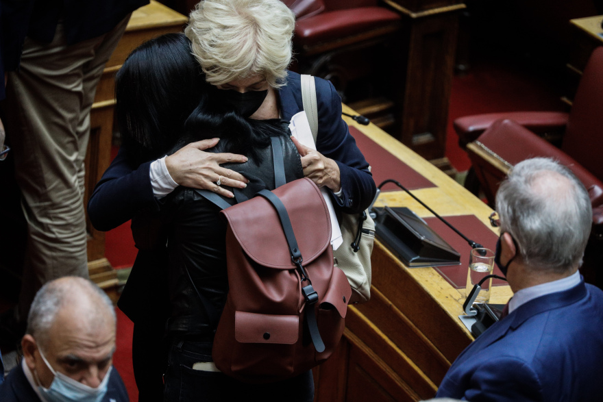 Συγκινητικές εικόνες στη Βουλή: Αγκαλιασμένοι βουλευτές θρηνούν για τον θάνατο της Φώφης Γεννηματά