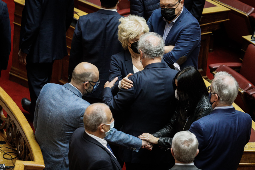 Συγκινητικές εικόνες στη Βουλή: Αγκαλιασμένοι βουλευτές θρηνούν για τον θάνατο της Φώφης Γεννηματά