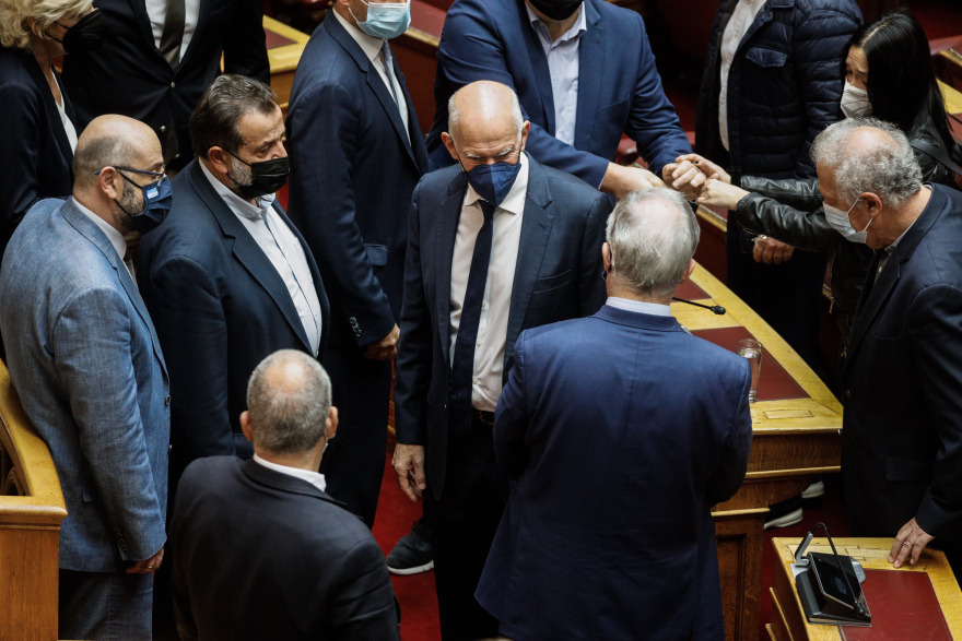 Συγκινητικές εικόνες στη Βουλή: Αγκαλιασμένοι βουλευτές θρηνούν για τον θάνατο της Φώφης Γεννηματά