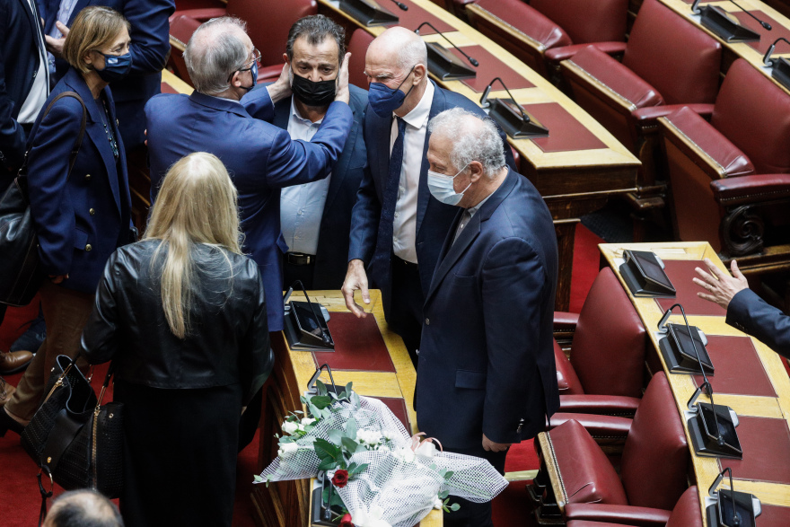 Συγκινητικές εικόνες στη Βουλή: Αγκαλιασμένοι βουλευτές θρηνούν για τον θάνατο της Φώφης Γεννηματά