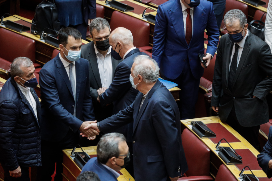 Συγκινητικές εικόνες στη Βουλή: Αγκαλιασμένοι βουλευτές θρηνούν για τον θάνατο της Φώφης Γεννηματά