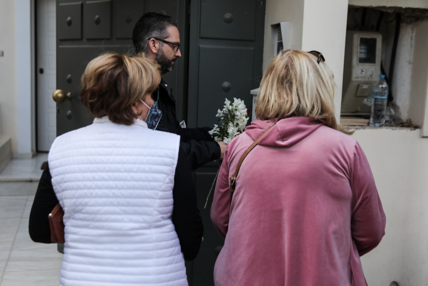 Φώφη Γεννηματά: Αφήνουν λουλούδια έξω από το σπίτι της στη Βούλα - «Ήταν η καλύτερη γειτόνισσα»