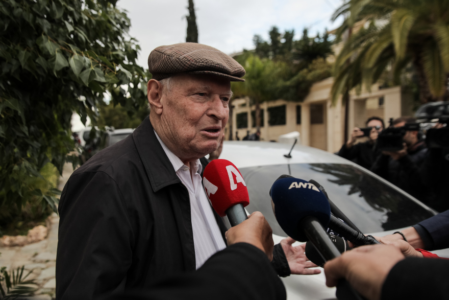 Φώφη Γεννηματά: Αφήνουν λουλούδια έξω από το σπίτι της στη Βούλα - «Ήταν η καλύτερη γειτόνισσα»