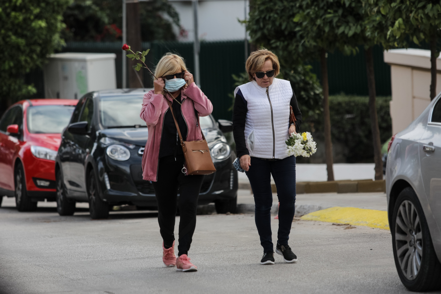 Φώφη Γεννηματά: Αφήνουν λουλούδια έξω από το σπίτι της στη Βούλα - «Ήταν η καλύτερη γειτόνισσα»