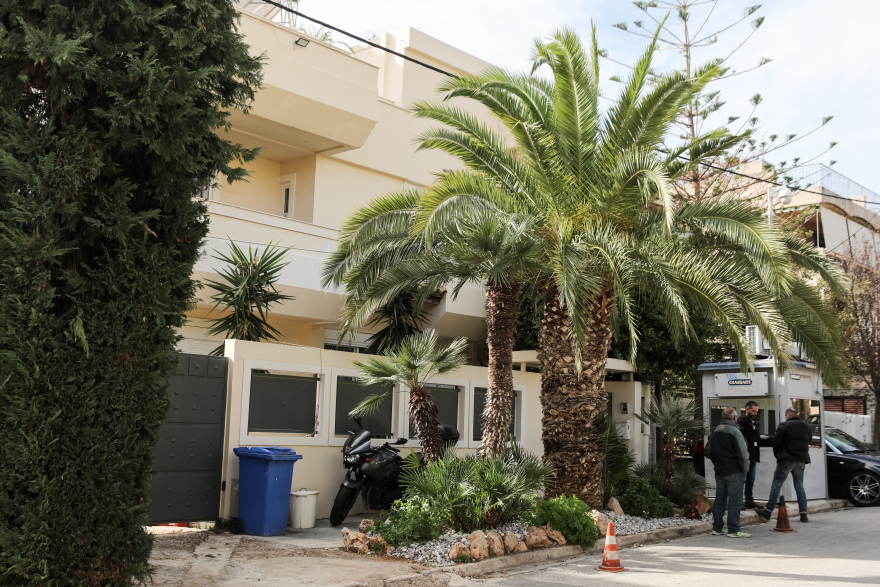 Φώφη Γεννηματά: Αφήνουν λουλούδια έξω από το σπίτι της στη Βούλα - «Ήταν η καλύτερη γειτόνισσα»