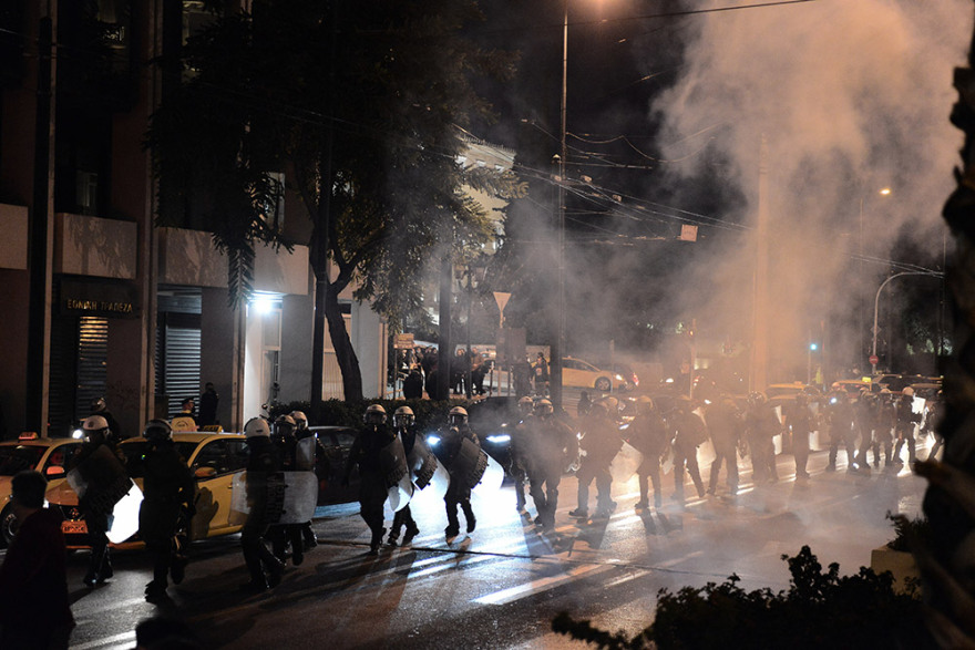 Επεισόδια και χημικά σε πορεία στο κέντρο της Αθήνας για τον νεκρό 20χρονο Ρομά στο Πέραμα