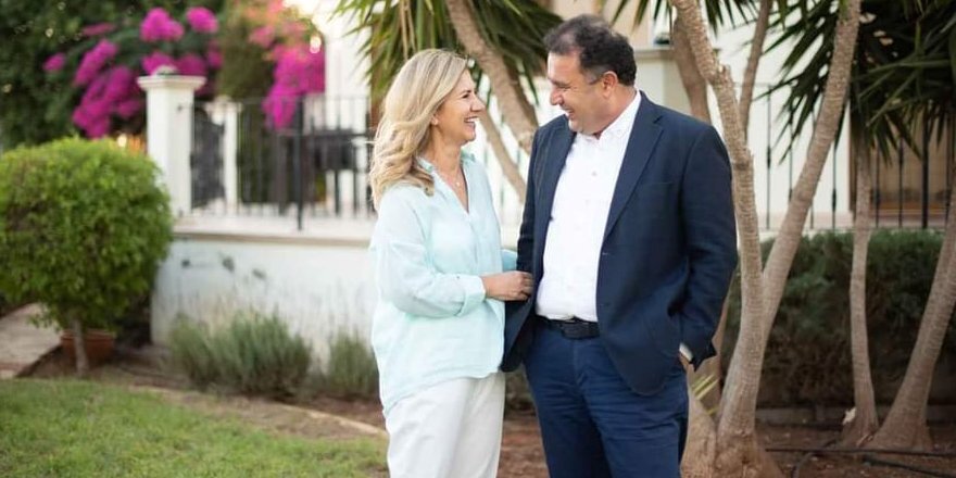 «Δεν χωρίζουμε», λέει η σύζυγος του Σανέρ, για το ροζ βίντεο που προκάλεσε σάλο στο Ψευδοκράτος