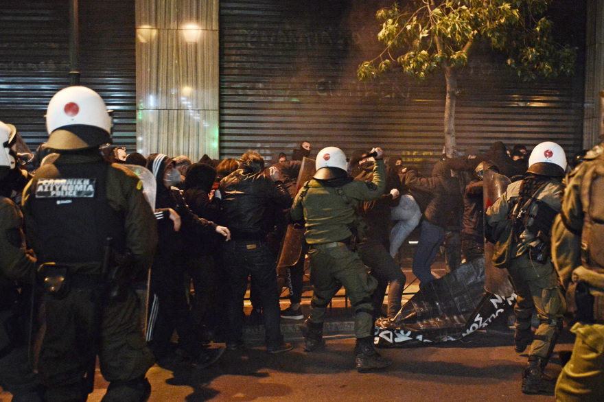 Επεισόδια και χημικά σε πορεία στο κέντρο της Αθήνας για τον νεκρό 20χρονο Ρομά στο Πέραμα