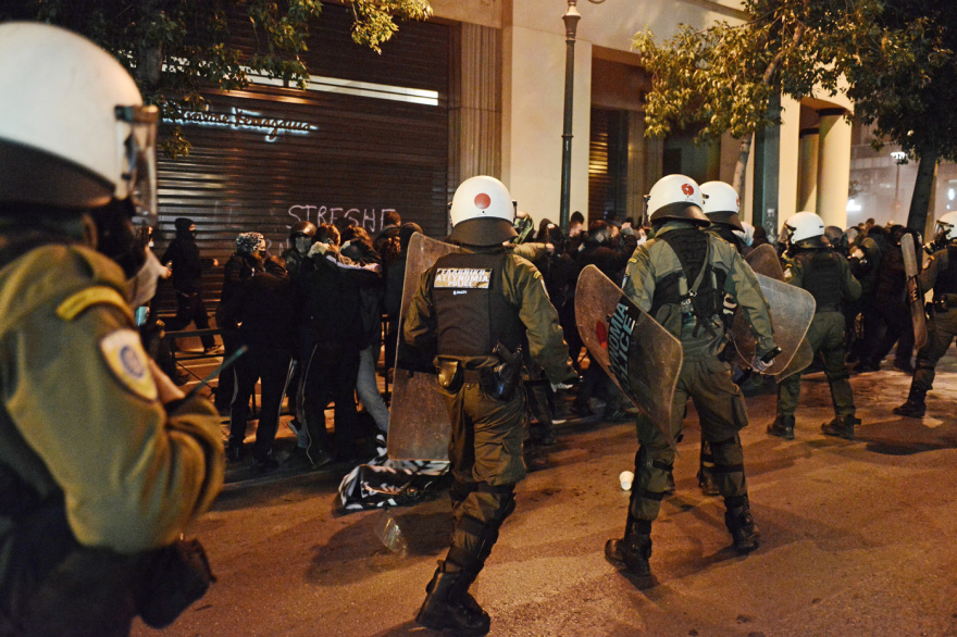 Επεισόδια και χημικά σε πορεία στο κέντρο της Αθήνας για τον νεκρό 20χρονο Ρομά στο Πέραμα