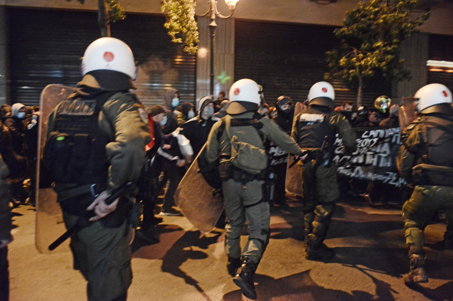 Επεισόδια και χημικά σε πορεία στο κέντρο της Αθήνας για τον νεκρό 20χρονο Ρομά στο Πέραμα