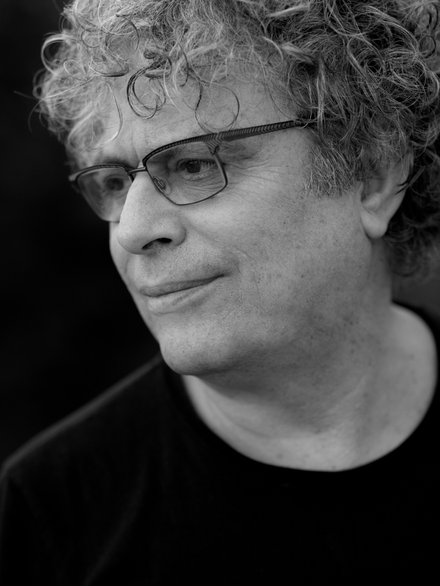 «Κι αν έσβησε σαν ίσκιος… »: Ο Γιώργος Νταλάρας ερμηνεύει Καρυωτάκη