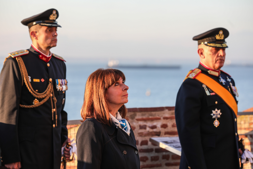 Συνωστισμός πιστών στον ναό του Αγίου Δημητρίου στη Θεσσαλονίκη - Χωρίς μάσκες φιλούν την εικόνα - Δείτε βίντεο