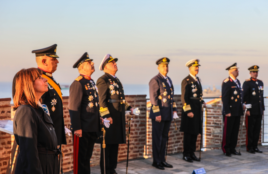 Συνωστισμός πιστών στον ναό του Αγίου Δημητρίου στη Θεσσαλονίκη - Χωρίς μάσκες φιλούν την εικόνα - Δείτε βίντεο