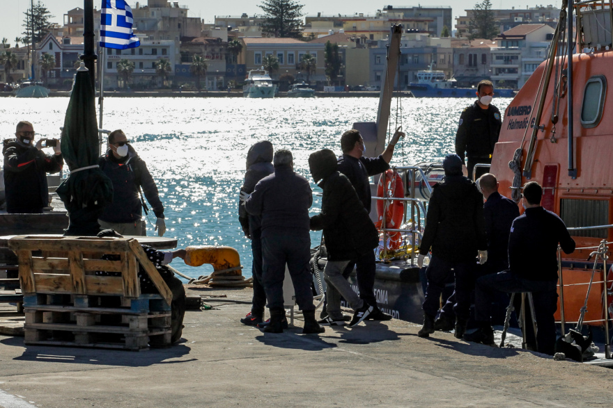 Ναυάγιο στη Χίο: Οι δραματικές προσπάθειες του Λιμενικού για τη διάσωση των μεταναστών - Δείτε βίντεο