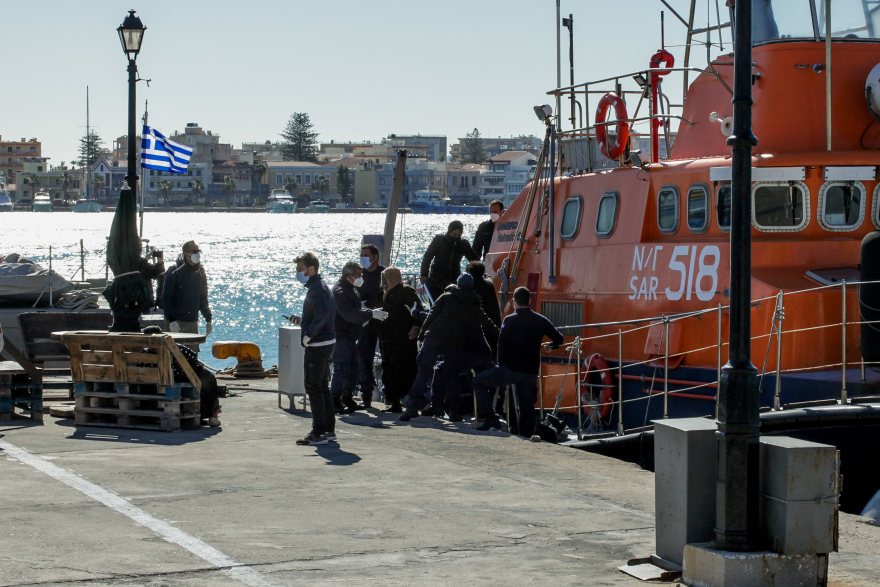 Ναυάγιο στη Χίο: Οι δραματικές προσπάθειες του Λιμενικού για τη διάσωση των μεταναστών - Δείτε βίντεο