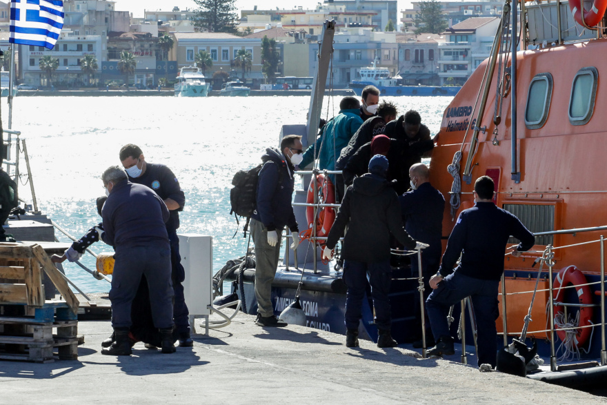 Ναυάγιο στη Χίο: Οι δραματικές προσπάθειες του Λιμενικού για τη διάσωση των μεταναστών - Δείτε βίντεο