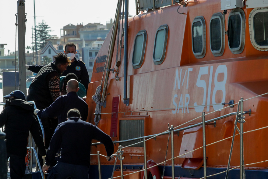 Ναυάγιο στη Χίο: Οι δραματικές προσπάθειες του Λιμενικού για τη διάσωση των μεταναστών - Δείτε βίντεο