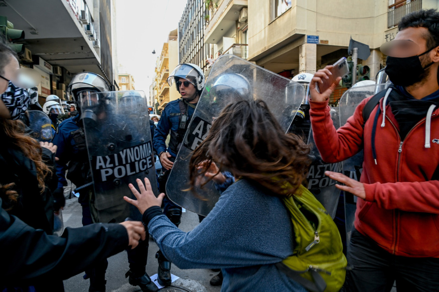 Επεισόδια σε Εξάρχεια και ΑΣΟΕΕ- Τρεις τραυματίες αστυνομικοί και πέντε προσαγωγές 