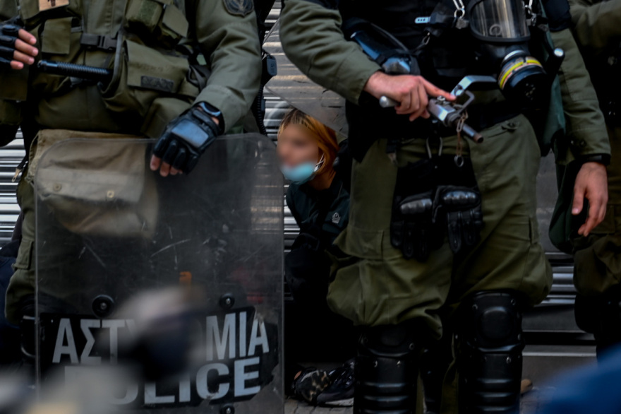 Επεισόδια σε Εξάρχεια και ΑΣΟΕΕ- Τρεις τραυματίες αστυνομικοί και πέντε προσαγωγές 