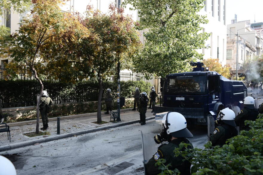 Επεισόδια σε Εξάρχεια και ΑΣΟΕΕ- Τρεις τραυματίες αστυνομικοί και πέντε προσαγωγές 