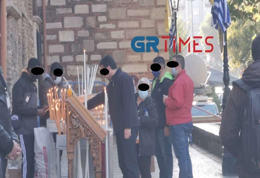 Συνωστισμός πιστών στον ναό του Αγίου Δημητρίου στη Θεσσαλονίκη - Χωρίς μάσκες φιλούν την εικόνα - Δείτε βίντεο