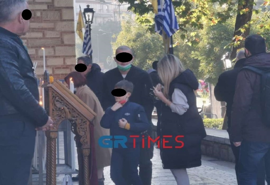 Συνωστισμός πιστών στον ναό του Αγίου Δημητρίου στη Θεσσαλονίκη - Χωρίς μάσκες φιλούν την εικόνα - Δείτε βίντεο