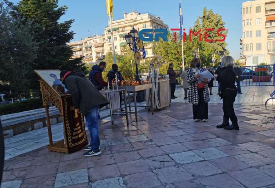 Συνωστισμός πιστών στον ναό του Αγίου Δημητρίου στη Θεσσαλονίκη - Χωρίς μάσκες φιλούν την εικόνα - Δείτε βίντεο