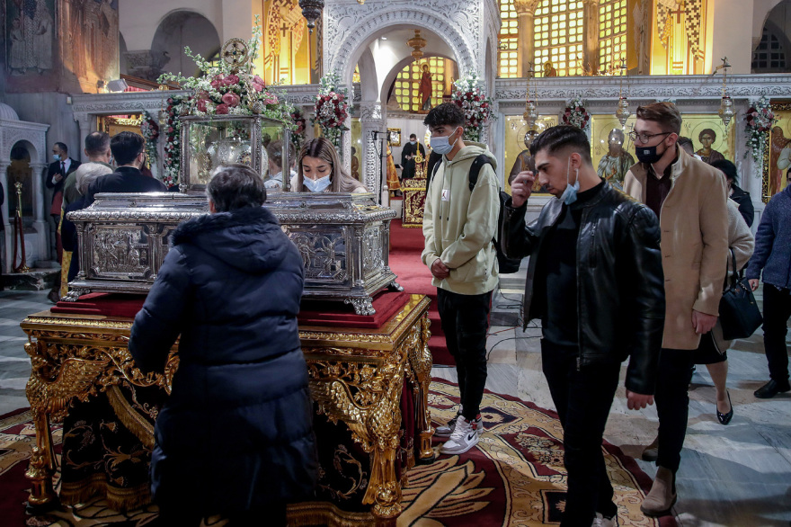 Συνωστισμός πιστών στον ναό του Αγίου Δημητρίου στη Θεσσαλονίκη - Χωρίς μάσκες φιλούν την εικόνα - Δείτε βίντεο
