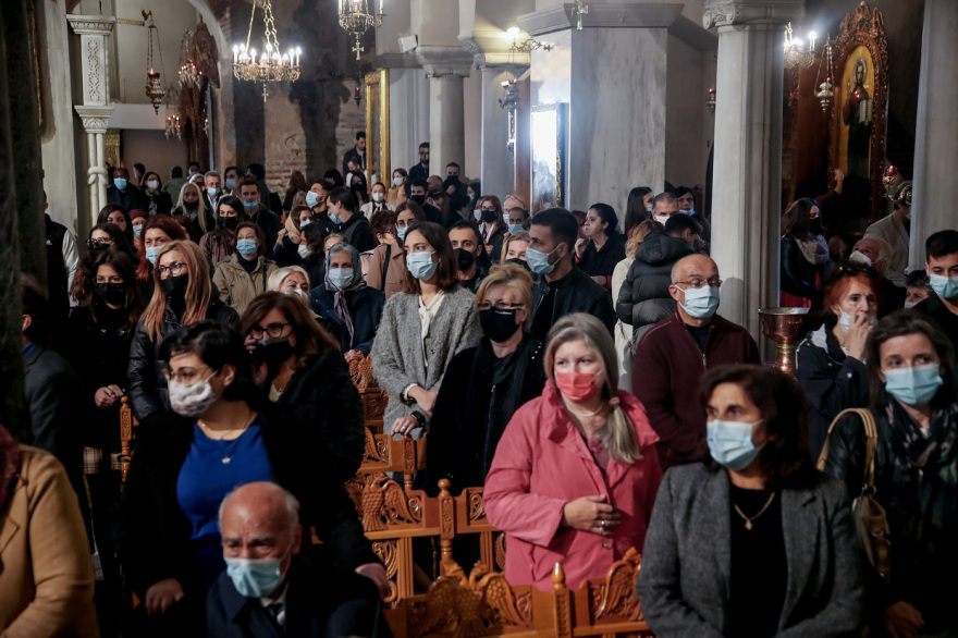 Συνωστισμός πιστών στον ναό του Αγίου Δημητρίου στη Θεσσαλονίκη - Χωρίς μάσκες φιλούν την εικόνα - Δείτε βίντεο