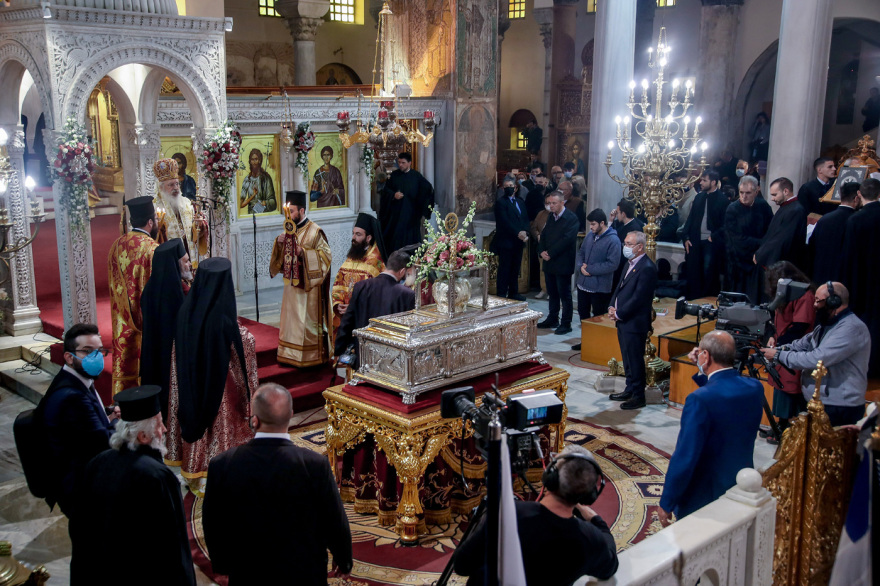 Συνωστισμός πιστών στον ναό του Αγίου Δημητρίου στη Θεσσαλονίκη - Χωρίς μάσκες φιλούν την εικόνα - Δείτε βίντεο