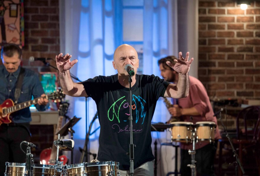 «Μουσικό Κουτί»: Οι ΦΑΤΜΕ συναντούν τους Locomondo σε ένα ρέγγε πάρτι με ροκ, παραδοσιακούς και ρεμπέτικους ήχους