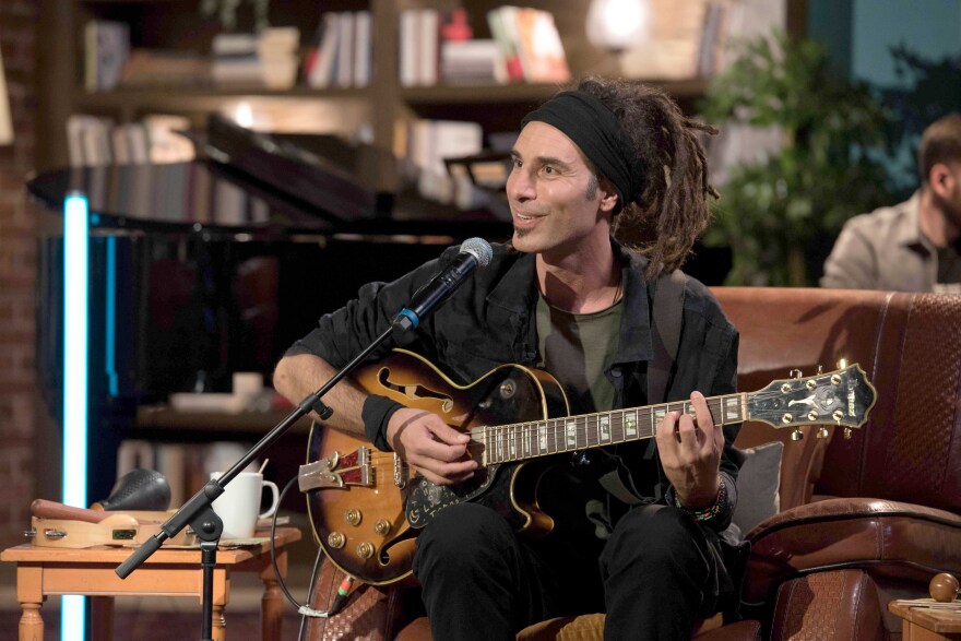 «Μουσικό Κουτί»: Οι ΦΑΤΜΕ συναντούν τους Locomondo σε ένα ρέγγε πάρτι με ροκ, παραδοσιακούς και ρεμπέτικους ήχους